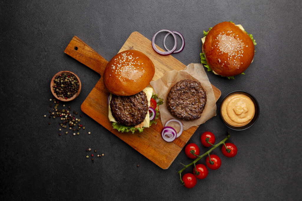 soczysty-smash-burger-z-antrykotu-z-cheddarem-i-cebula